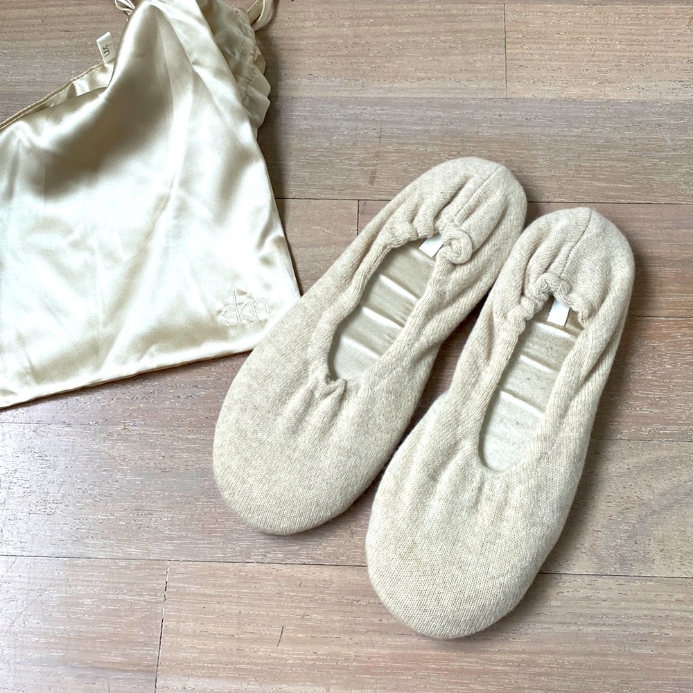 Skin Cashmere Slippers Women Size L (9-10)